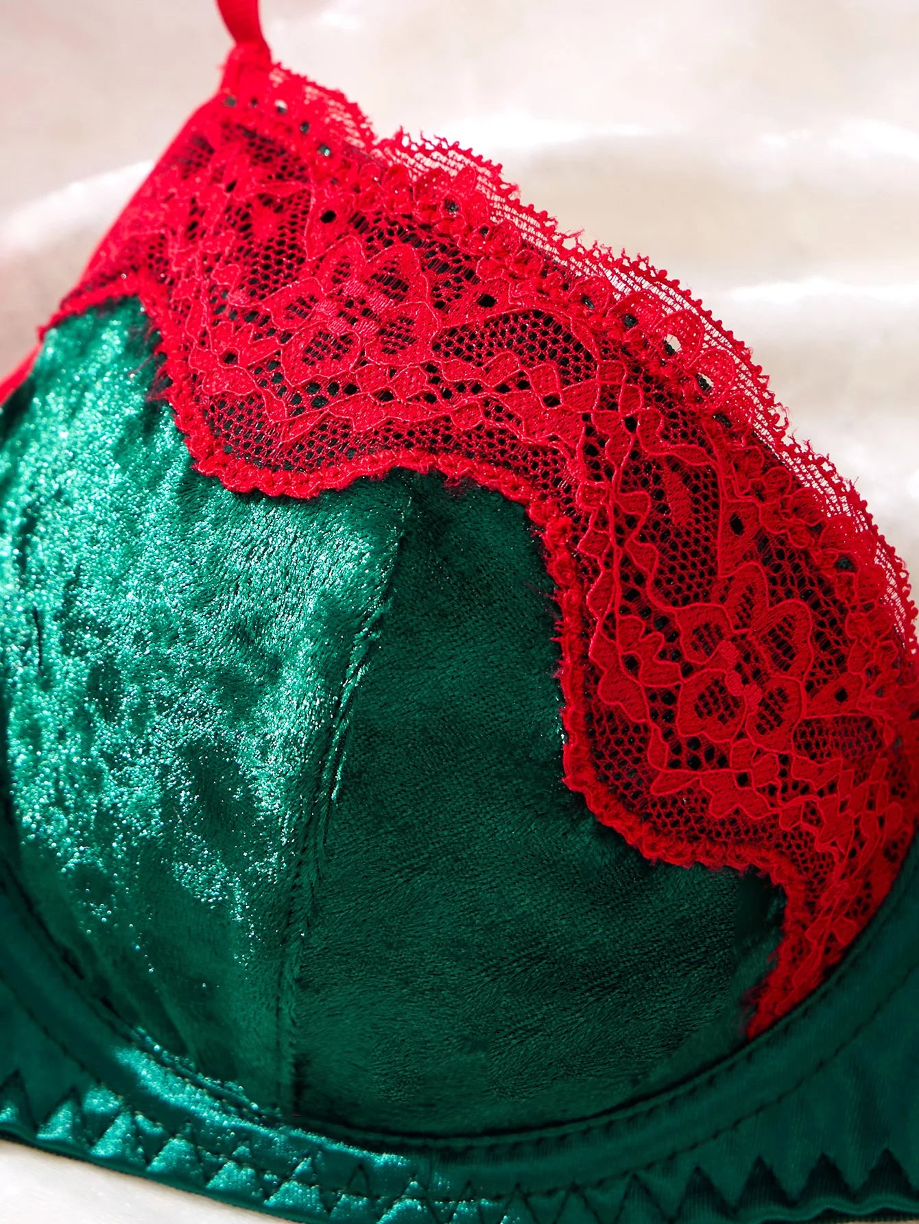 Style personnalisé de Noël, ensemble de sous-vêtements sexy en vert et rouge, avec un style string. Carnavals de Noël Sexy Bra ZA825175