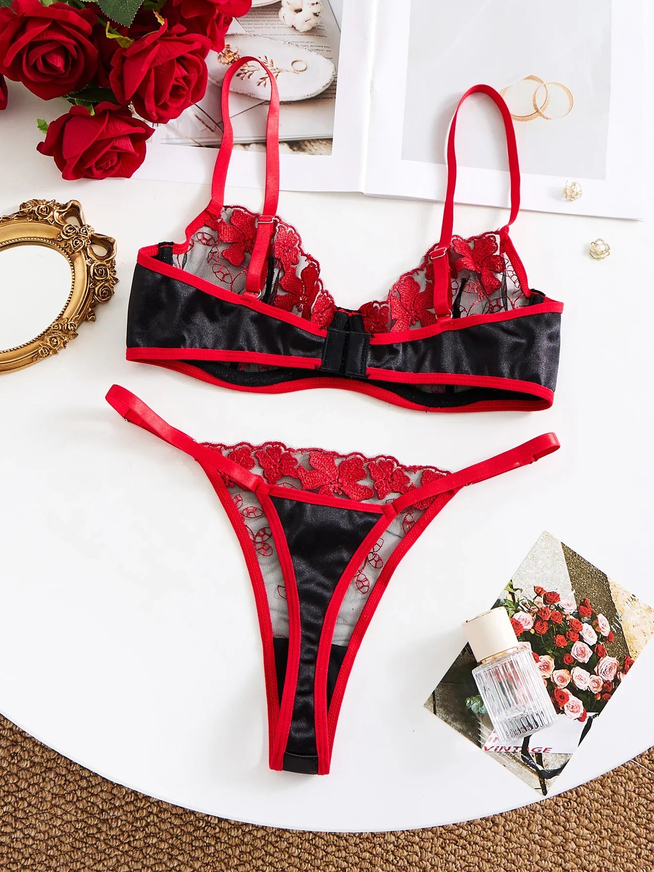 Ensemble de sous-vêtements respirants confortables semi-transparents brodés en forme de cœur rouge vin pour femmes, adapté