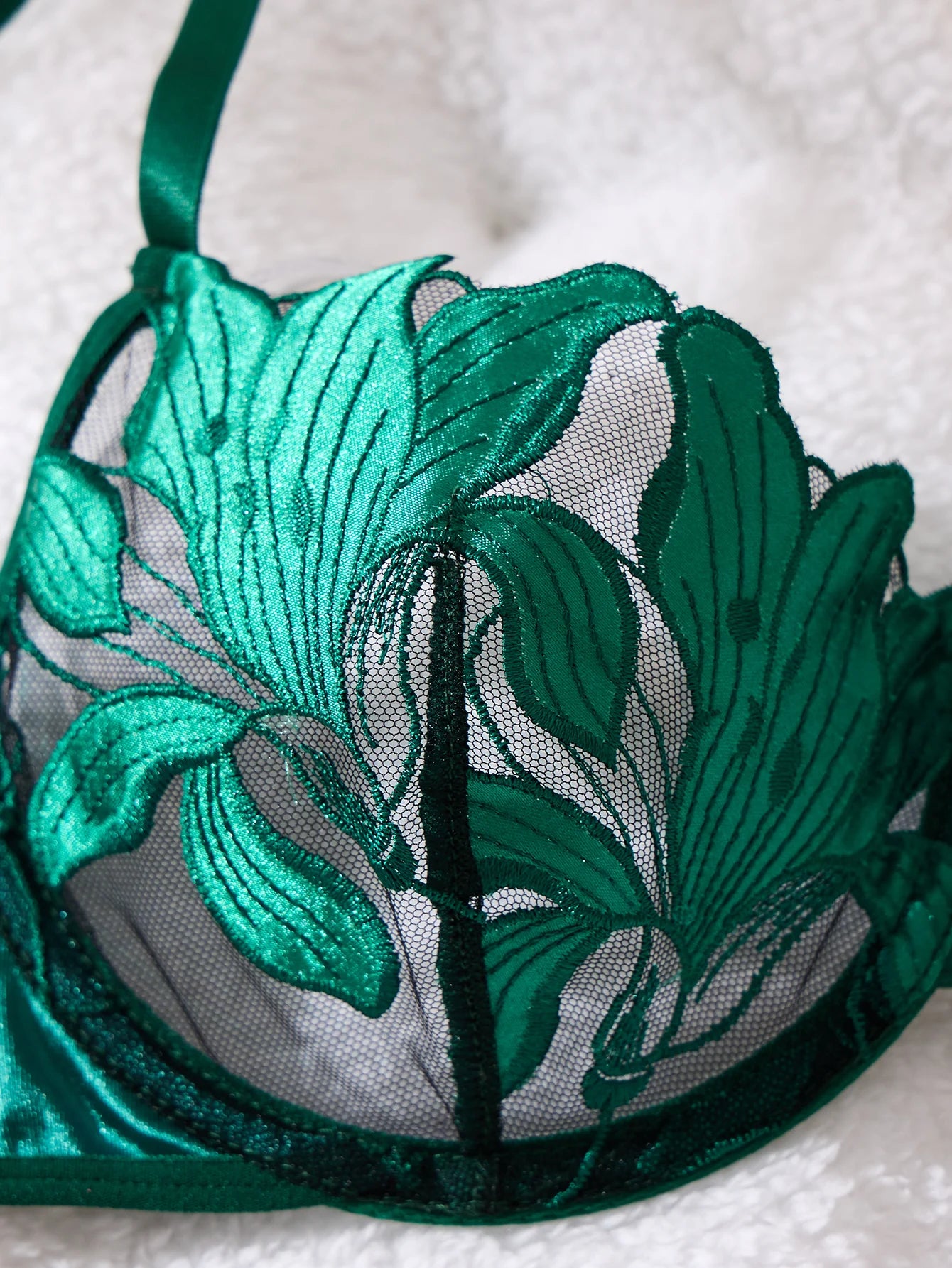 Ensemble de pyjama imprimé brodé de couleur verte - Un ensemble avec un motif floral adapté aux femmes, un soutien-gorge sexy ZA824031