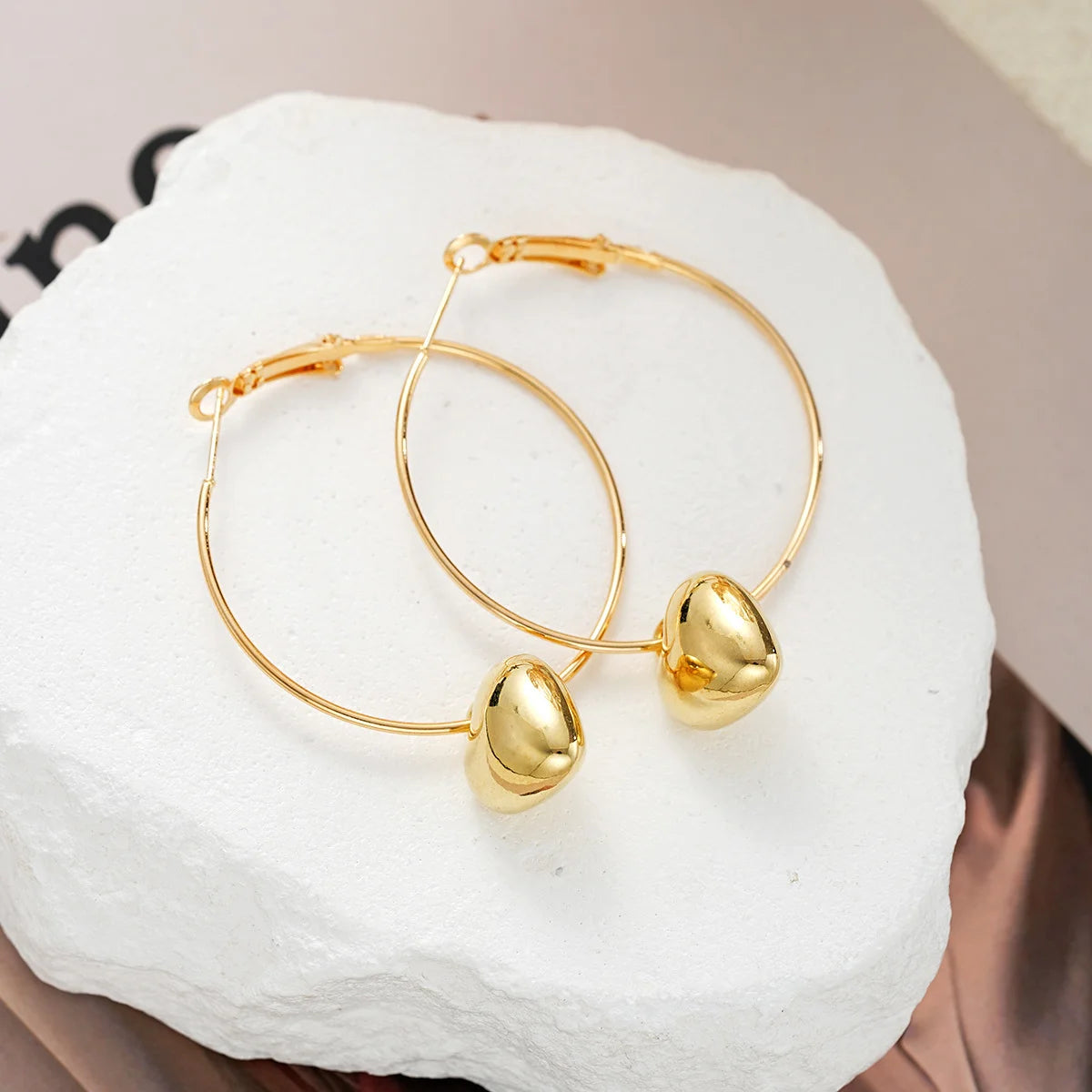 2024 Nouvelles boucles d’oreilles pendantes en forme de cœur pour femmes Mode Design de couleur d’or Exagérer Big Circle Hoops Boucle d’oreille Cadeau de bijoux coréens