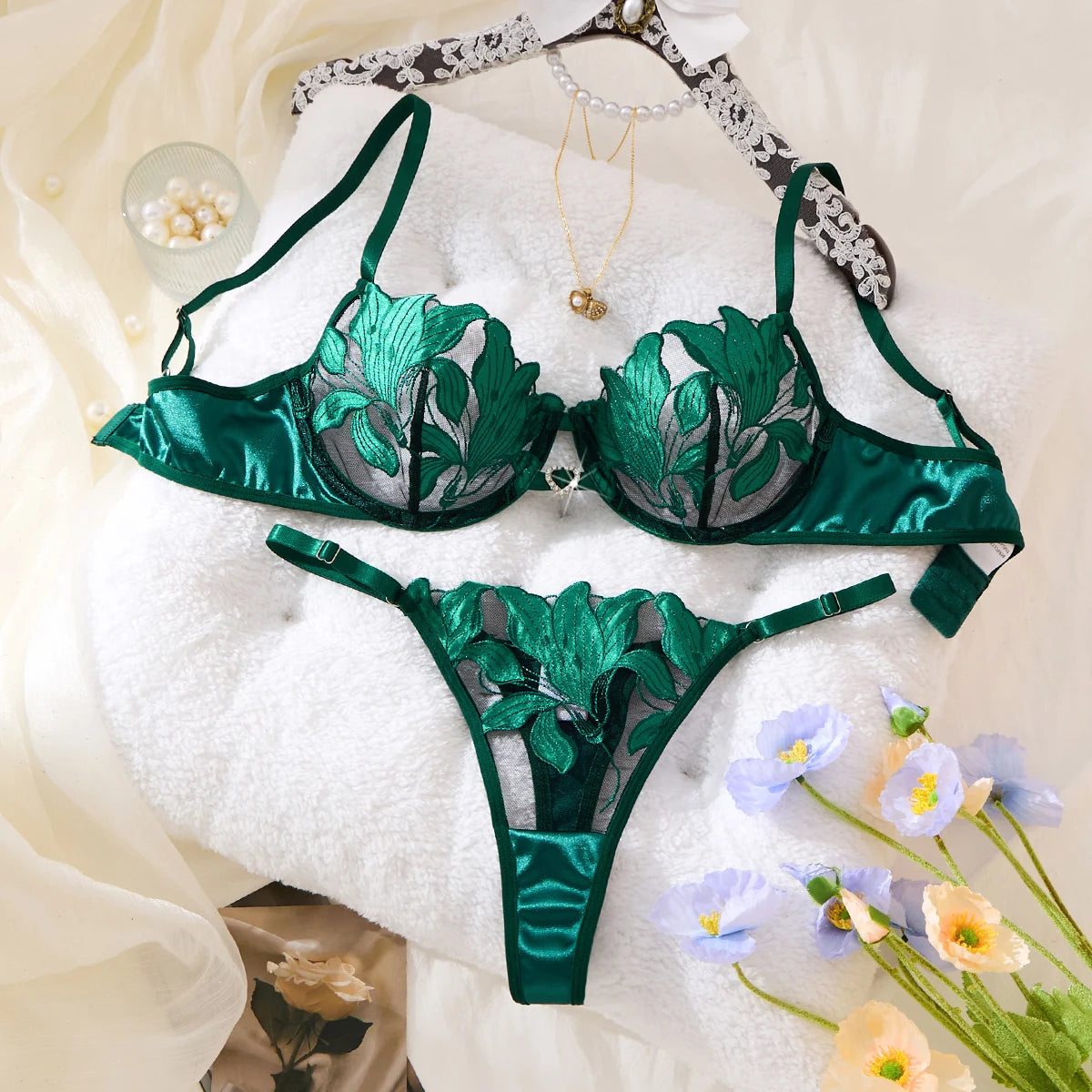 Ensemble de pyjama imprimé brodé de couleur verte - Un ensemble avec un motif floral adapté aux femmes, un soutien-gorge sexy ZA824031