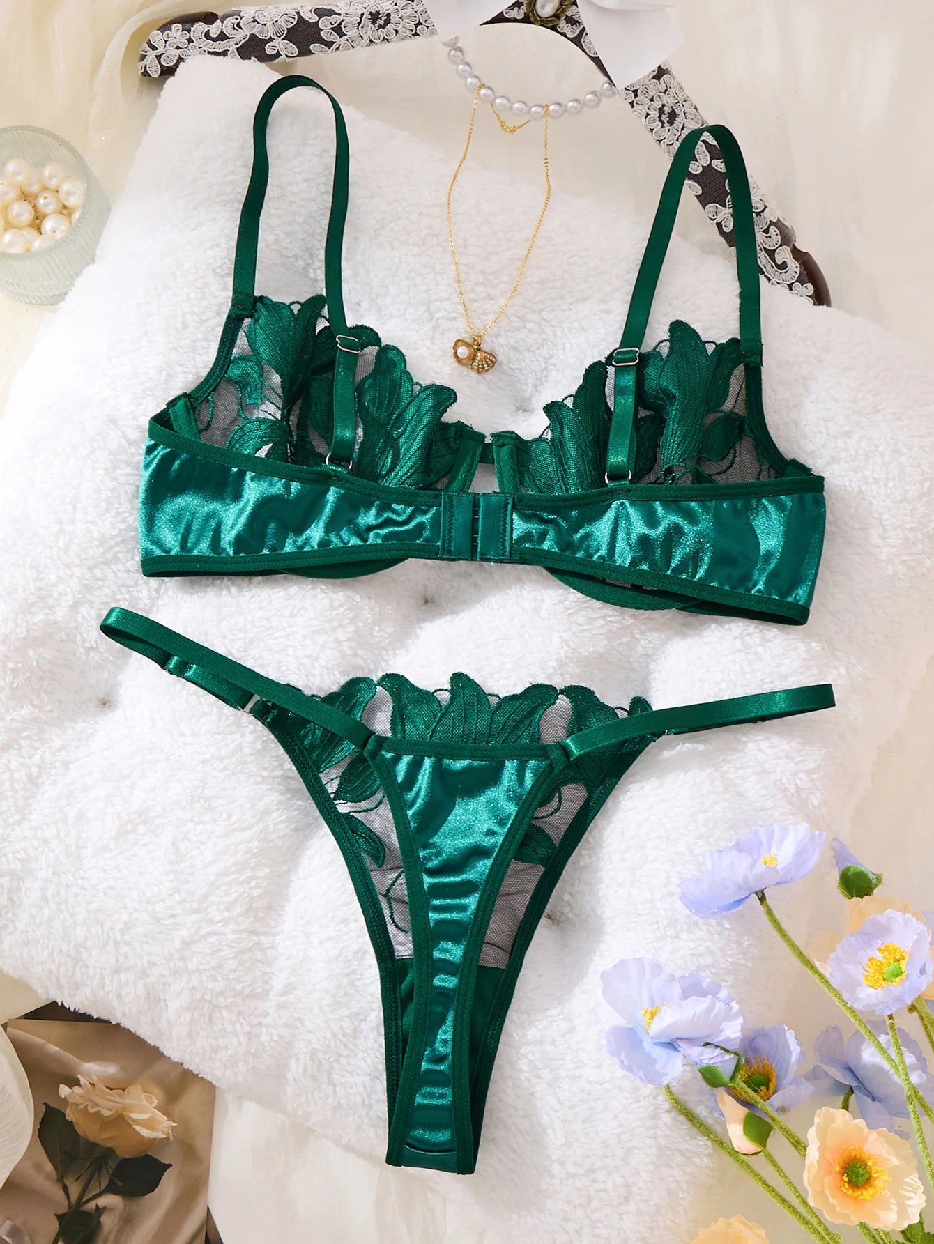 Ensemble de pyjama imprimé brodé de couleur verte - Un ensemble avec un motif floral adapté aux femmes, un soutien-gorge sexy ZA824031