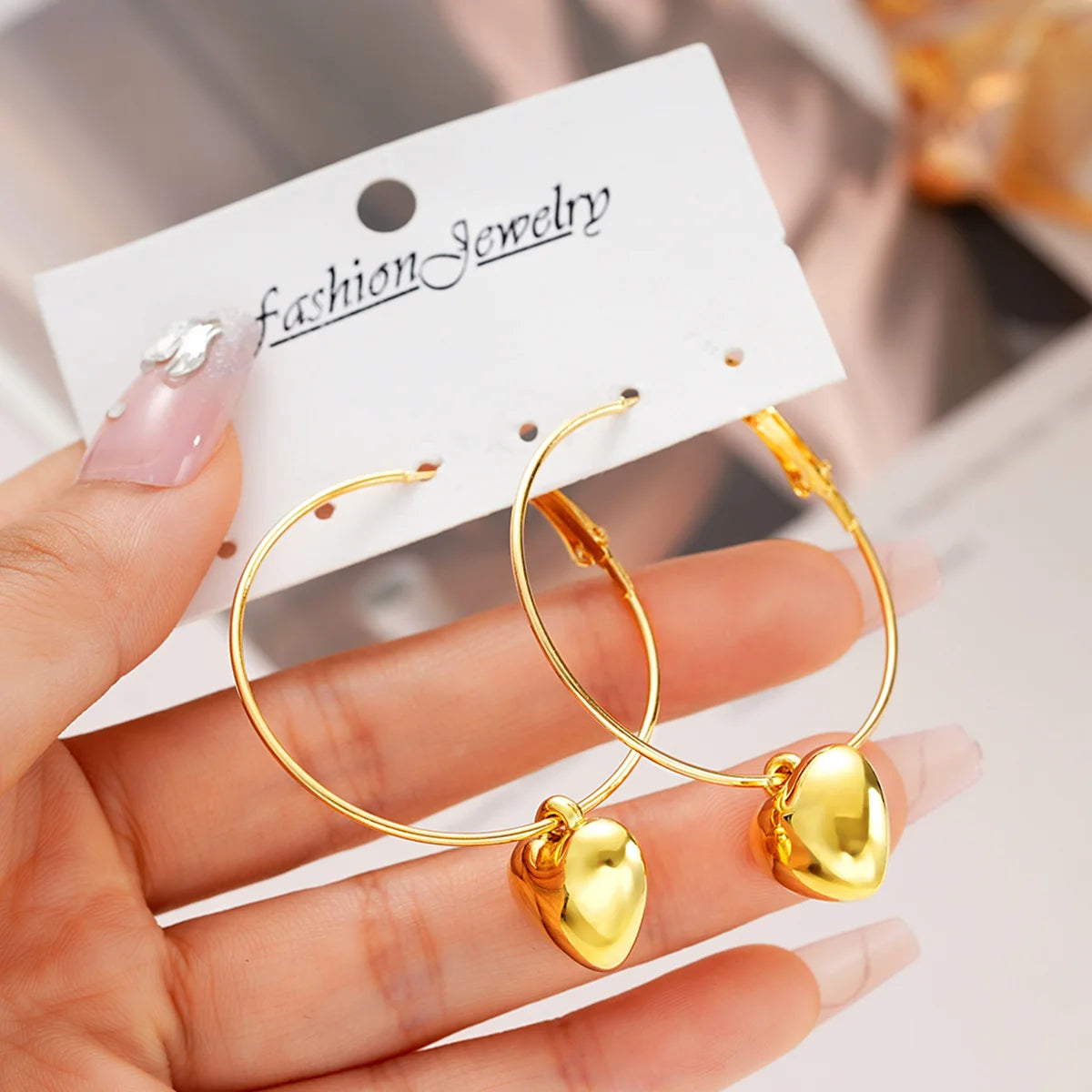 2024 Nouvelles boucles d’oreilles pendantes en forme de cœur pour femmes Mode Design de couleur d’or Exagérer Big Circle Hoops Boucle d’oreille Cadeau de bijoux coréens